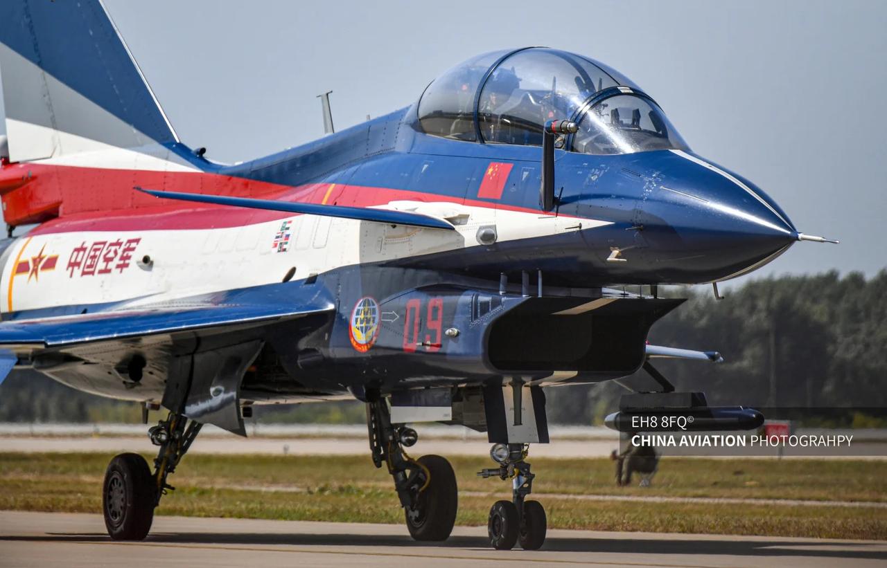 歼10S落地后滑行2025年长春航展上，八一飞行表演队歼10S落地后滑行经过观