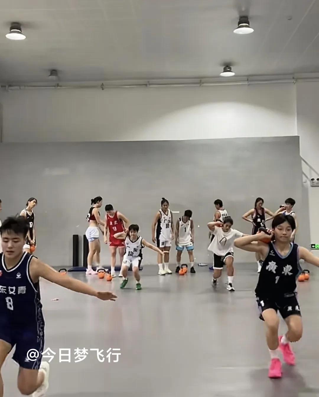 杜锋从广东队抽派体能教练去指导广东女篮训练！目前，广东省的运动队正在二沙训练中
