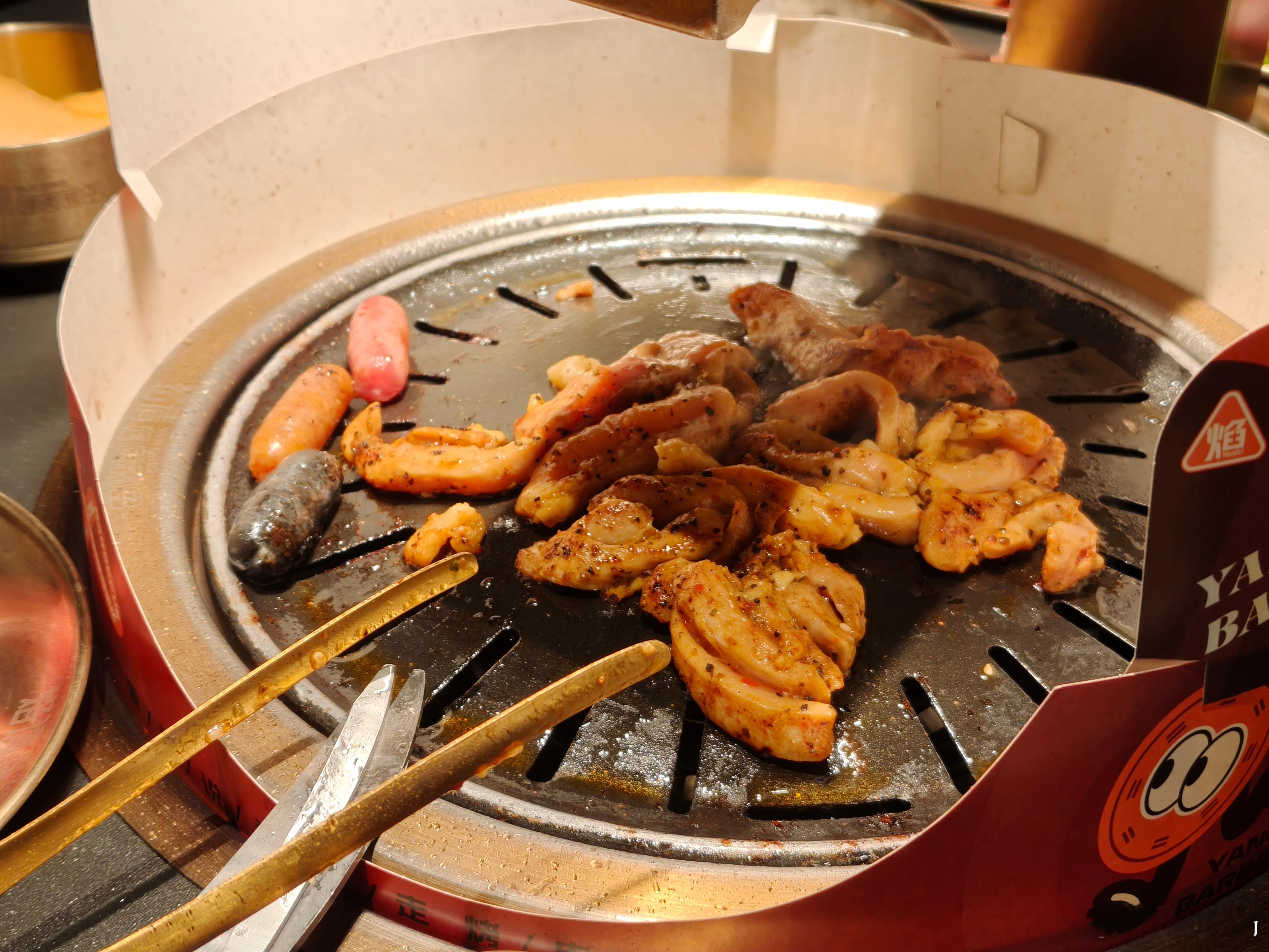 晚上吃铁板烧烤，怕是要长肉啊。[捂脸哭]​​​