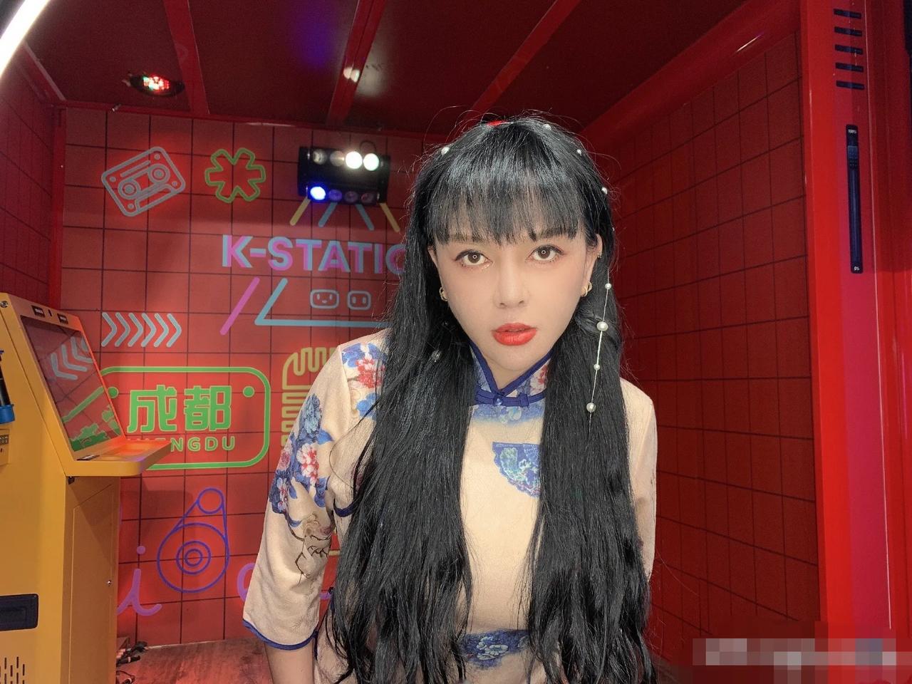 千百惠这双美眼，是美颜不出来的，美人必有美眼，她真的很美。高大林气质一直独特，难