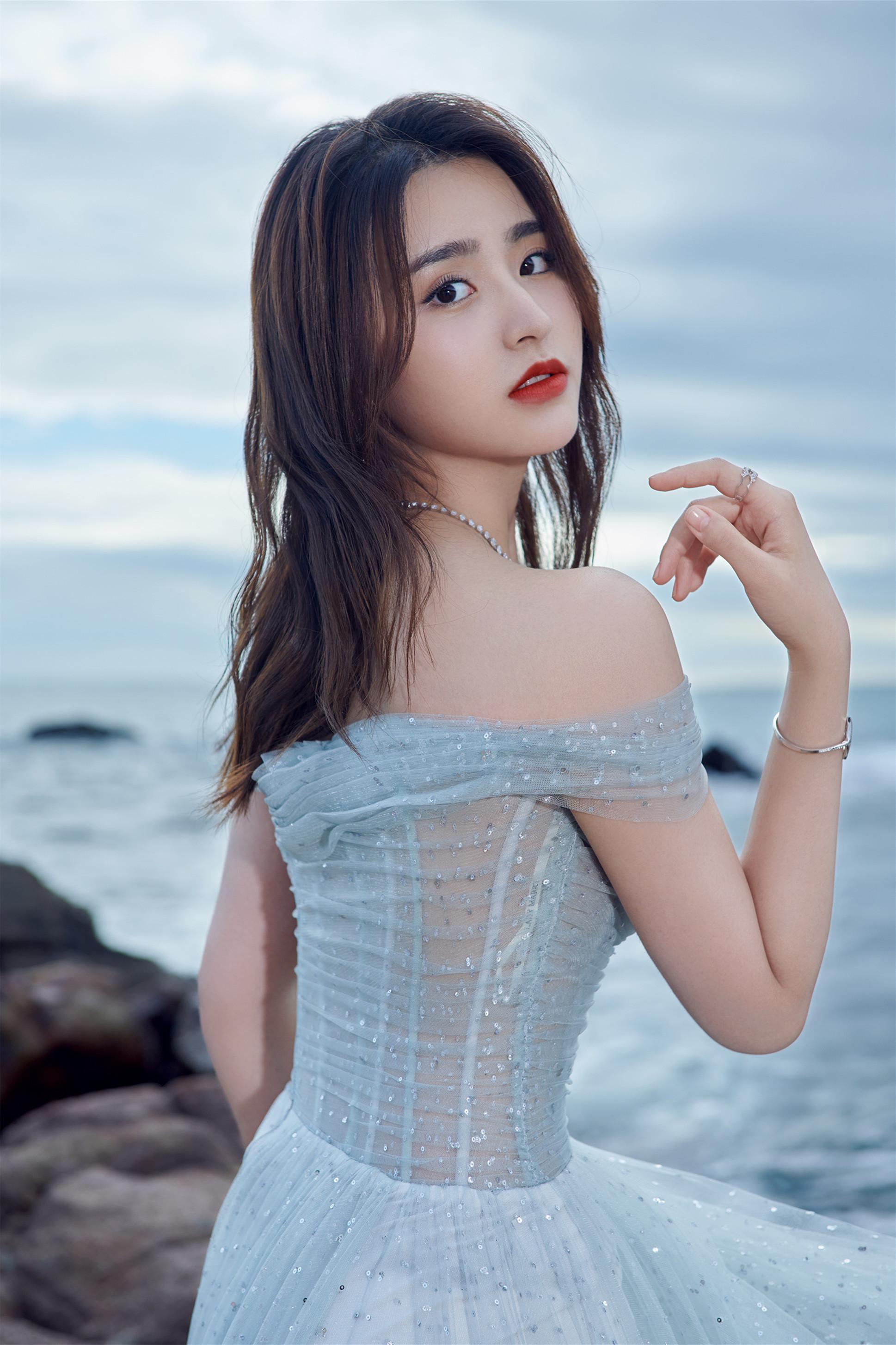 金子涵海边大片，穿淡蓝纱裙的“美人鱼”​​​