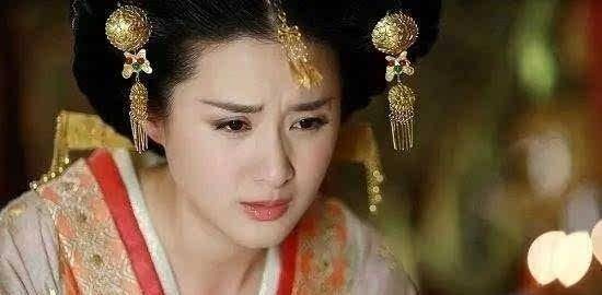 公元前130年，一群太监闯进了陈阿娇的寝宫，惊动了正在床上衣衫不整的皇后。她厉声