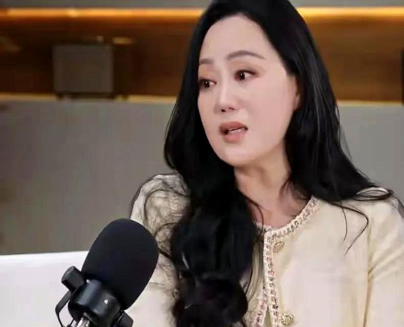 离婚那天，章小蕙背了几亿债，没回娘家哭，也没跟前夫低头。她咬牙写稿、开店