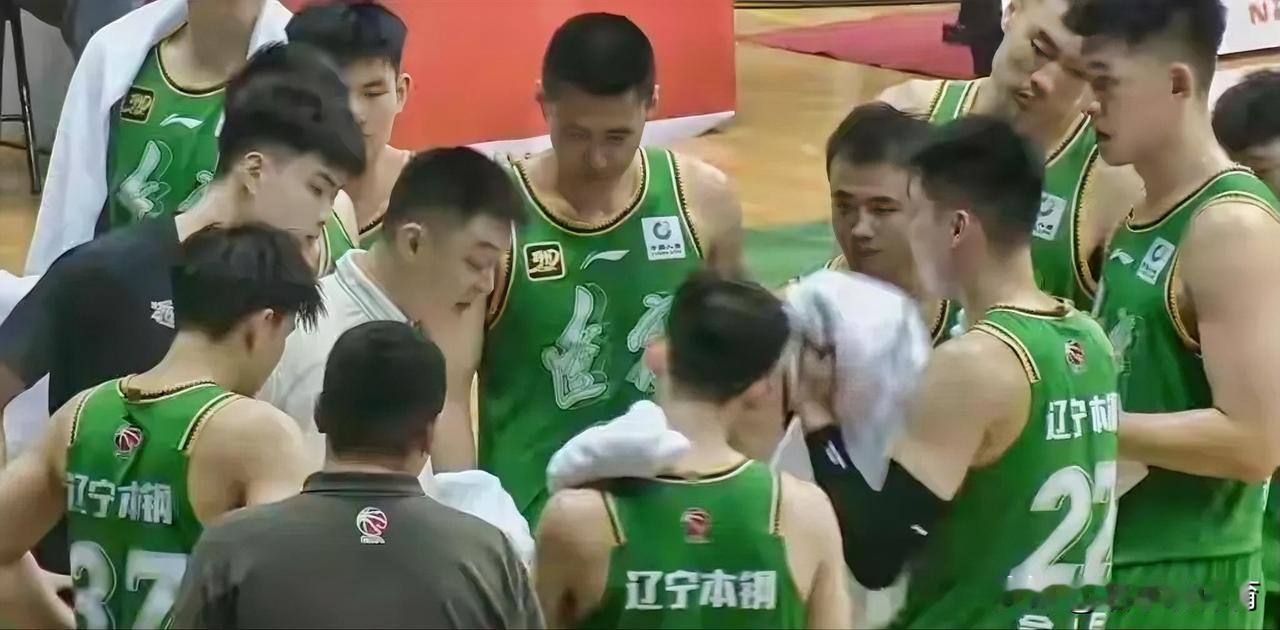 发现了吗?这个休赛期,辽篮做了一件非常正确的事。这个休赛期,辽篮功勋老将韩德君