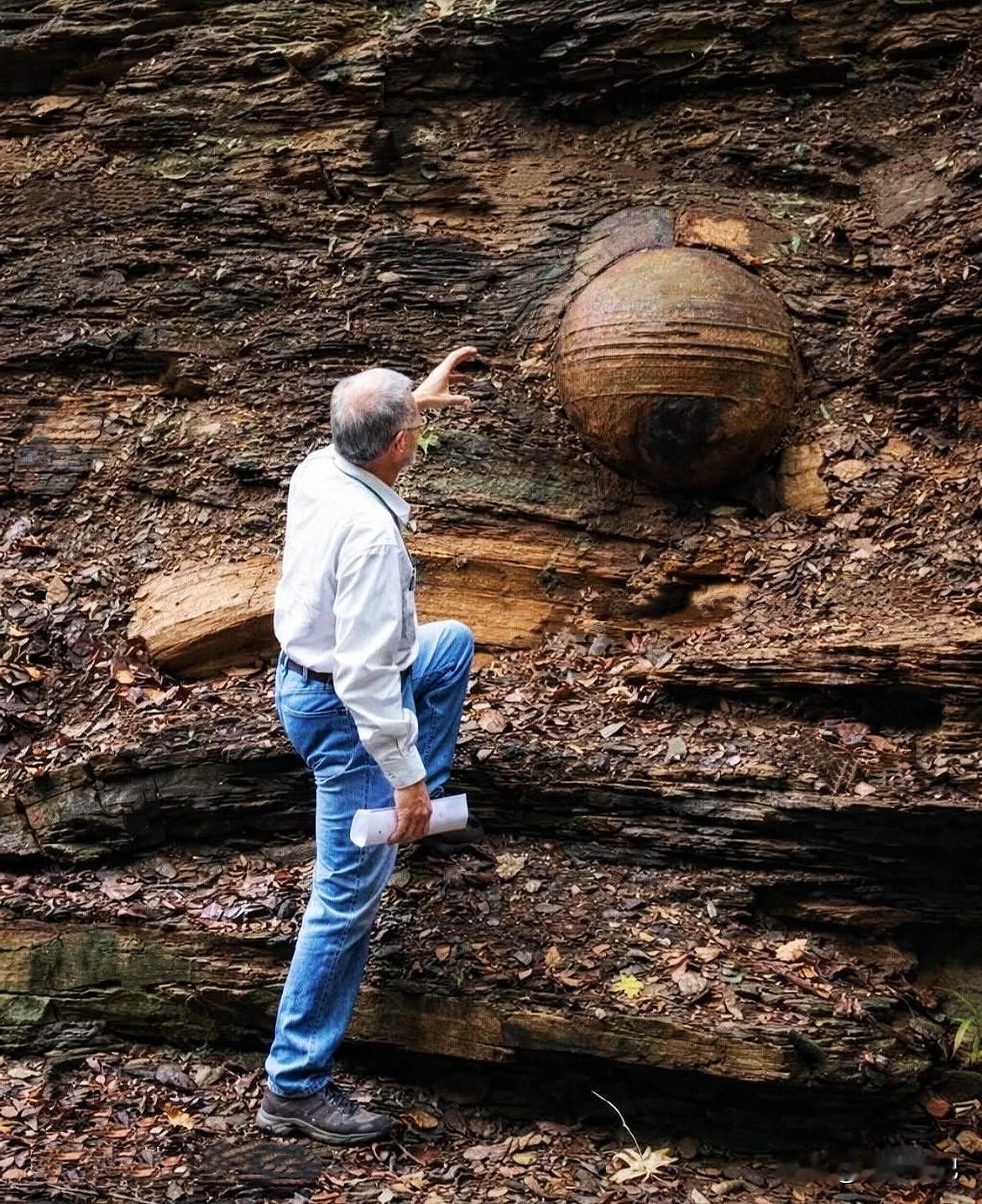 石中秘球在这个层层叠叠的岩层间，一枚浑圆石球不知何时，又是什么原因被静静地