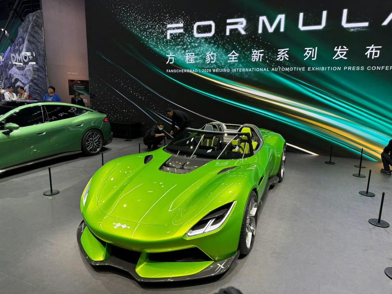 方程豹专注越野suv不好吗？北京车展方程豹展台，品牌定位正式从suv切入轿车、