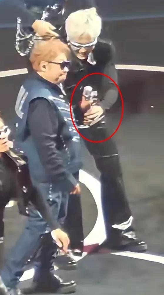 舞者递上麦克风。韩红接了。点头。不是敷衍。眼睛盯着对方。身体前倾。那