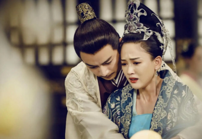 593年，隋文帝杨坚去仁寿宫，见一位宫女明眸皓齿，楚腰纤细，便拉着她去偏殿临幸了