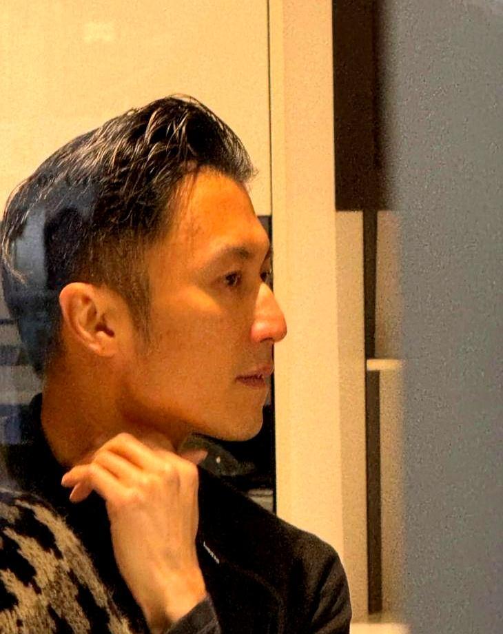 看到45岁谢霆锋的脸，我顿悟了中年男人最该恐惧的根本不是发际线。他的下颌线像刀