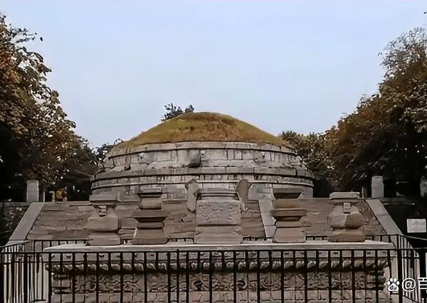 1901年，山东巡抚袁世凯扶生母灵柩回乡安葬。嫡兄袁世敦竟穿一身红衣拦在祖坟外