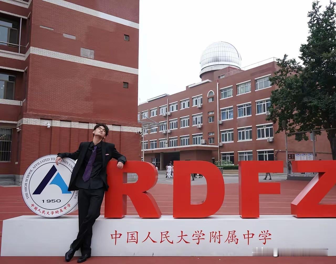 小虎顺利高中毕业，还拿到了加州伯克利的录取通知，真的太争气了！陈建斌和蒋勤勤夫