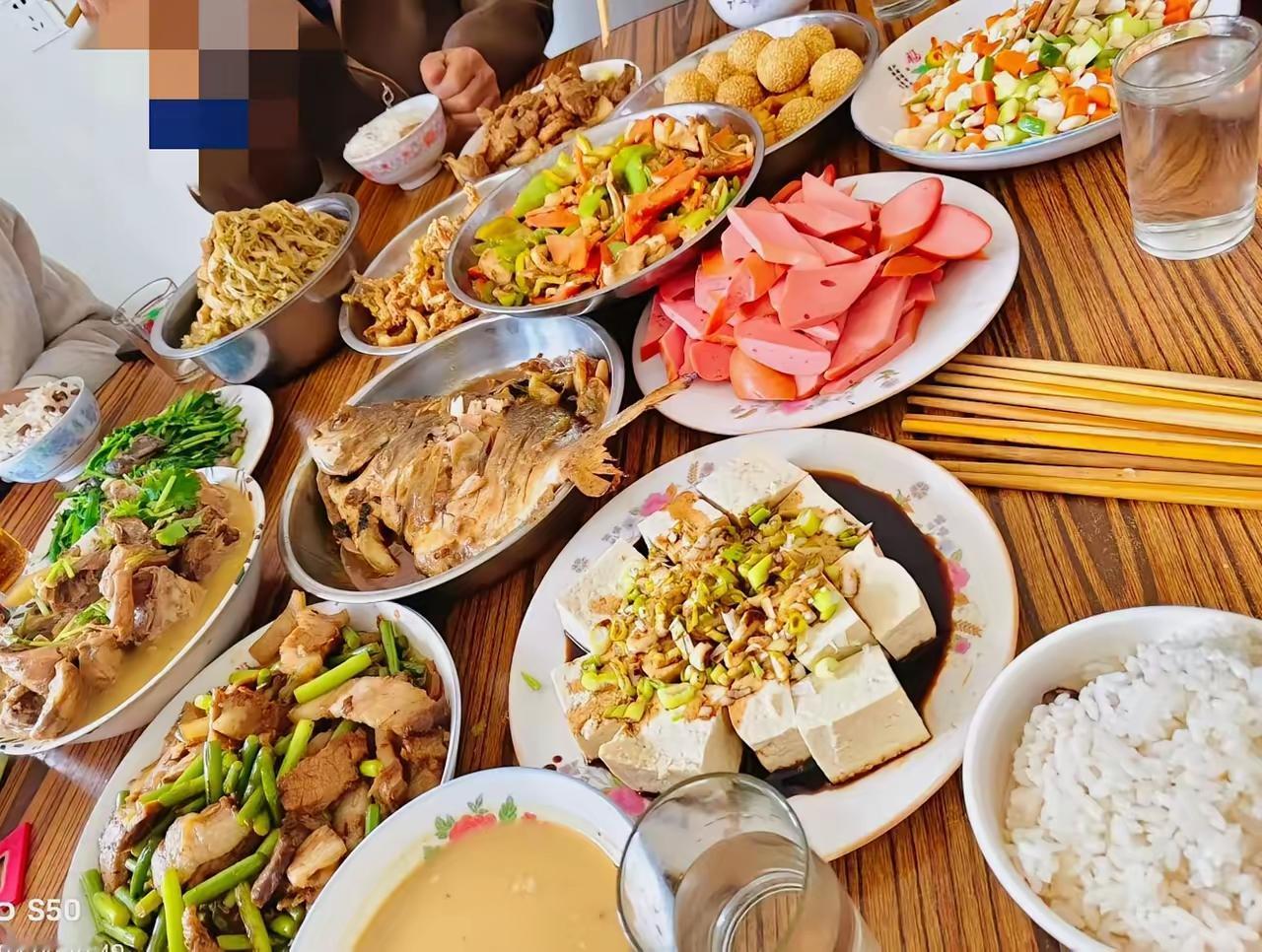 其实吧，到亲家喝酒吃饭我从不计较，酒不论名牌酒，散装酒，有酒就好菜不论多几个