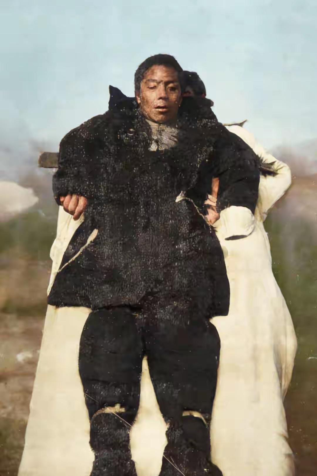 1913年，刺杀宋教仁的凶手武士英暴毙狱中，记者用镜头定格下了这一幕。画面里的他