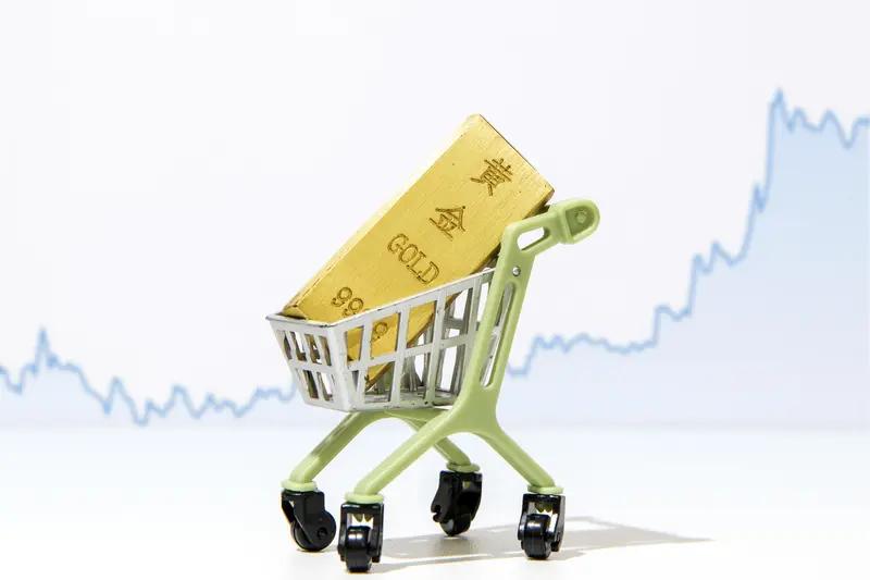 现货黄金跌幅超0.5%，这与美国通胀再度抬头、美联储加息概率上升密切相关。美国4