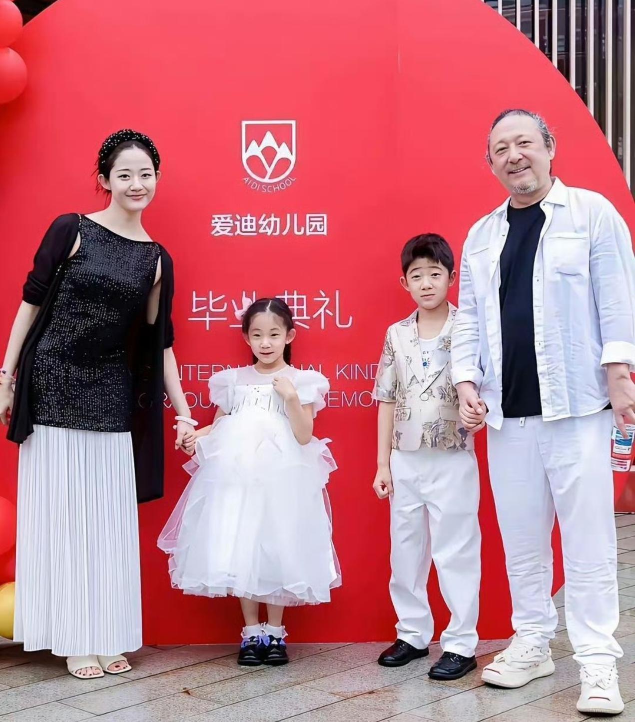 长得那么年轻漂亮，嫁给一个老头，到底图啥啊！​​​