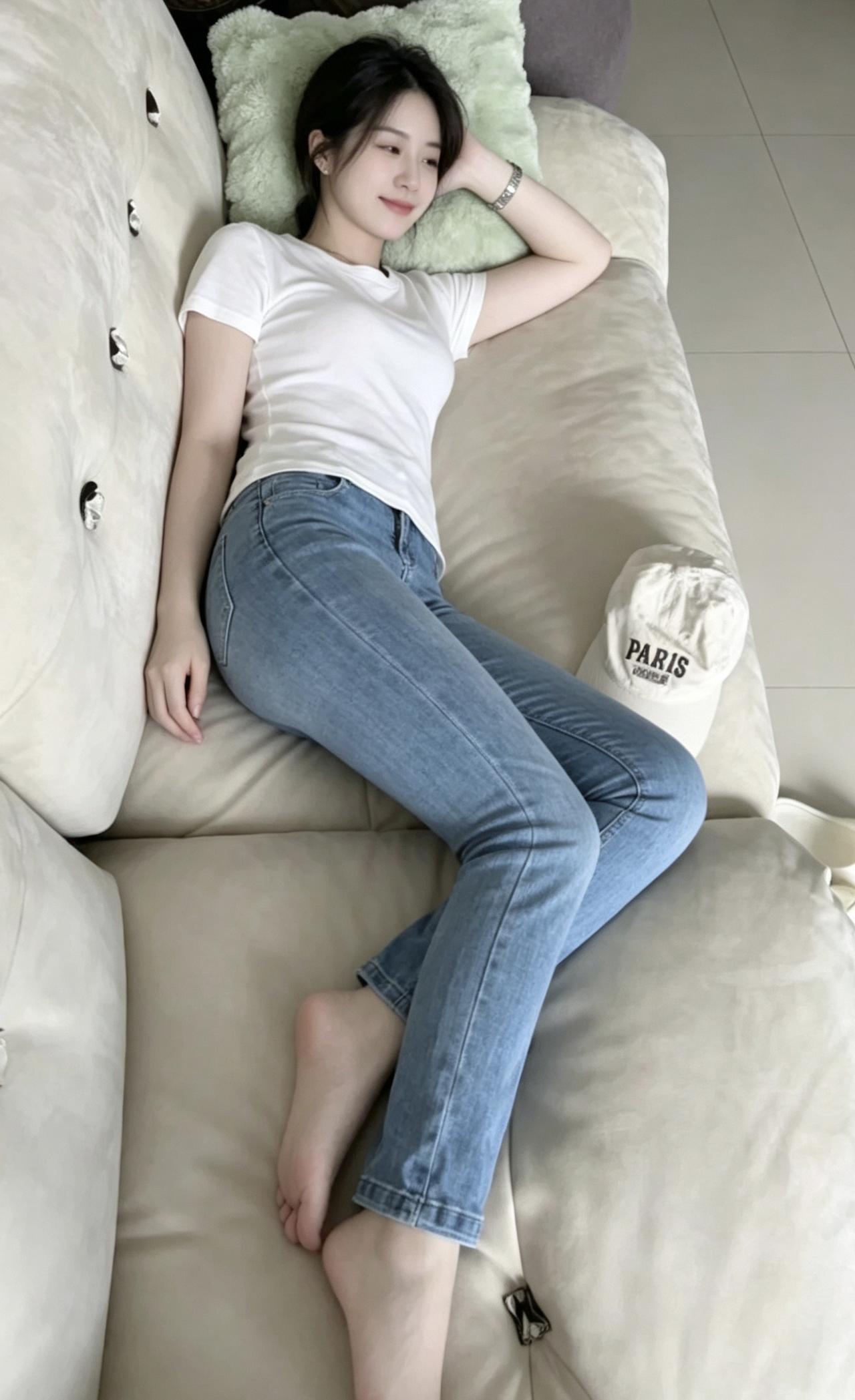 少妇累了就在沙发睡一觉