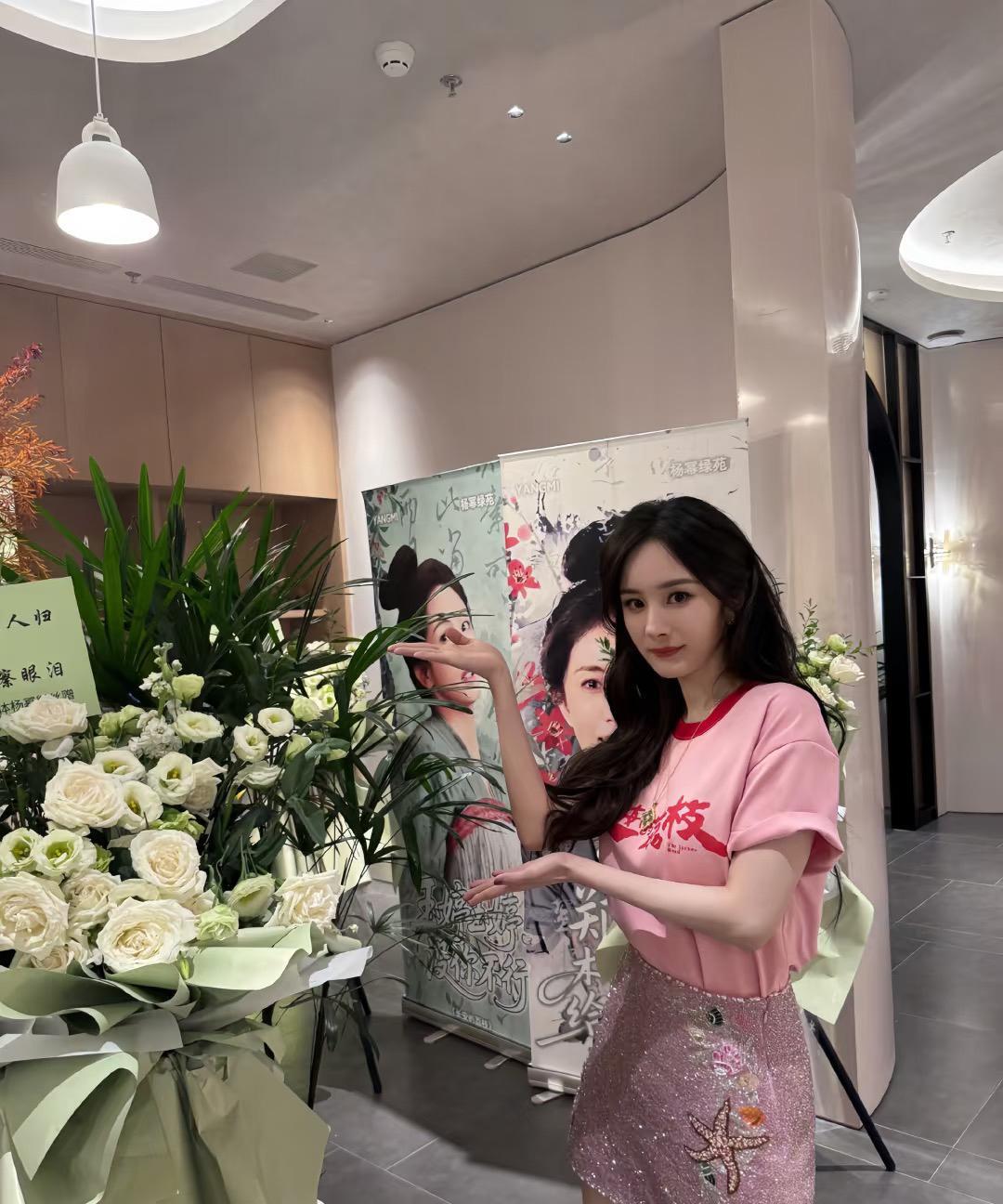 39岁的杨幂，这美少女感，太nice了近日，杨幂参加活动美照，粉色系搭配真的好
