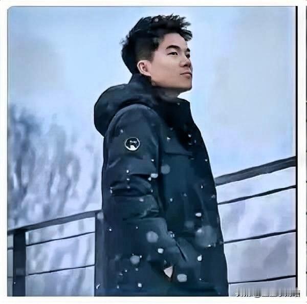 哈哈，网友的心思根本藏不住了，董宇辉在跨年夜只是随手发了一张照，结果评论区里