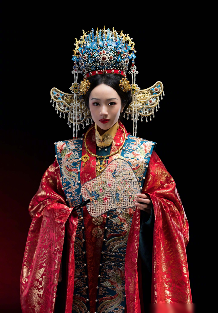 吴尊把女儿穿婚纱的海报直接发出来了，配文说会永远守护她，也尊重她以后的选择。评论区一片这也太早了吧，