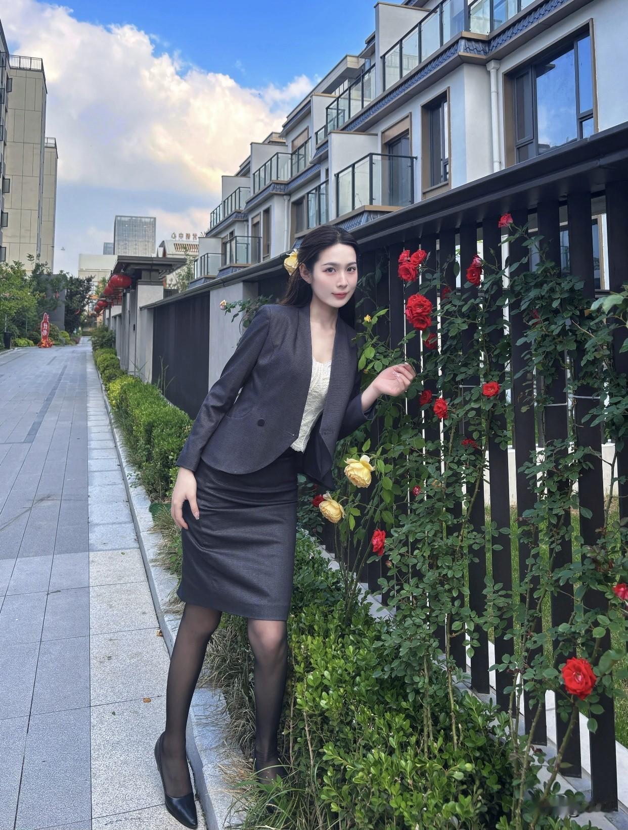 想象一下，她身着工装，利落的线条勾勒出身材曲线，做事时专注认真，眼神坚定，浑身上