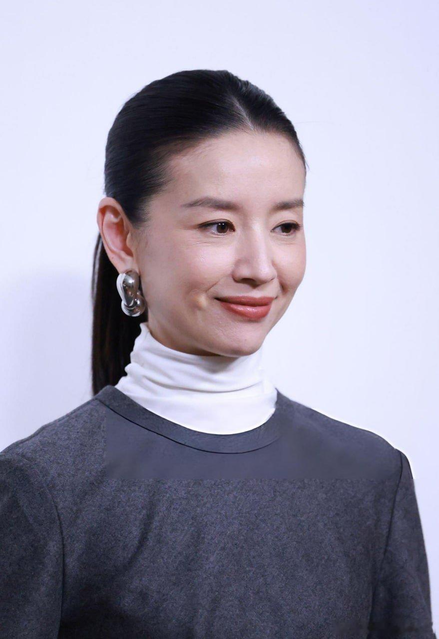 写真董洁上海Edition大秀红毯生图，一身装扮简约大气高级