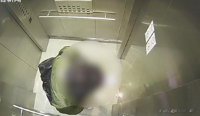 上海，一男子深夜趁女友熟睡，偷走她6只名牌包包并且转卖，获利5.2万元，钱款用于