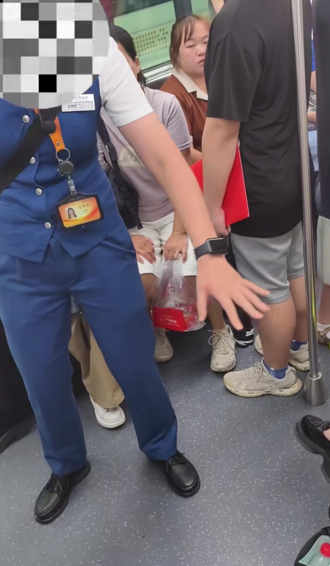 8月31日，杭州地铁一号线上又吵起来了。视频里一个女的揪着个男的不放，说人家