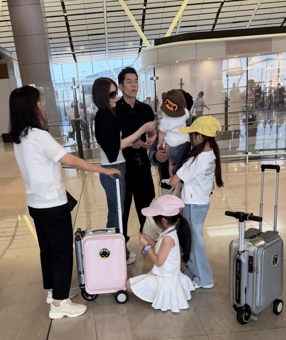 郭富城带着老婆女儿现身香港机场，两人围在女儿身边有说有笑，保姆在旁边照看着行李，
