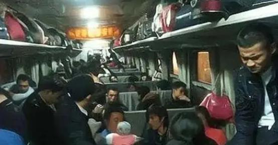 1986年2月15日，东北正值寒冬，春节余温未散。一列开往黄泥河的森林铁路列车载