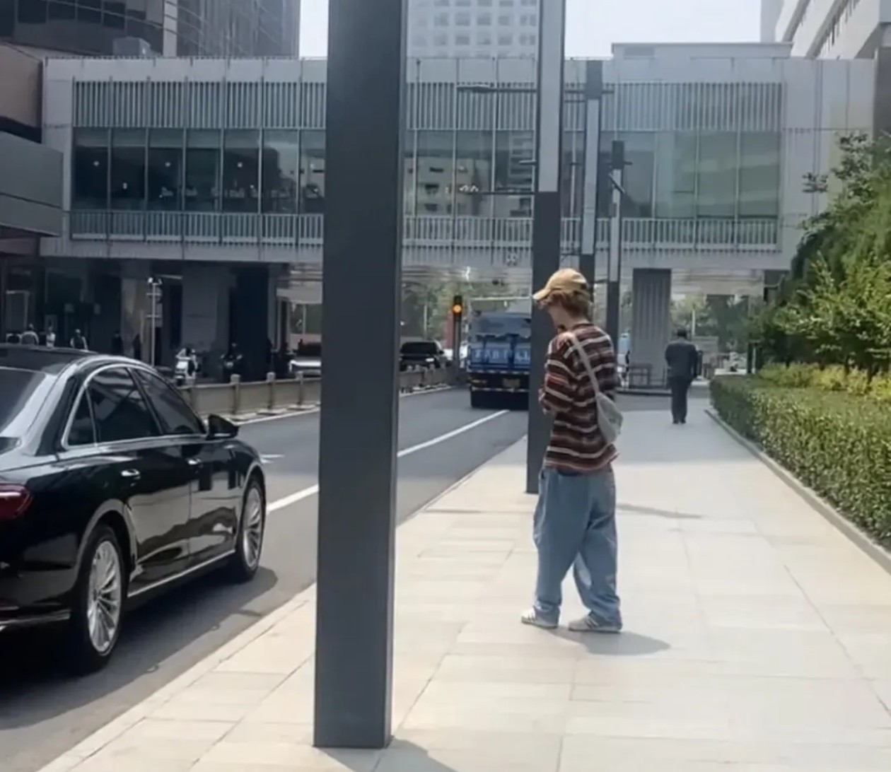 北京街头偶遇鹿晗，棒球帽配条纹衫的休闲打扮，混在人群里差点没认出来。想起他刚回国