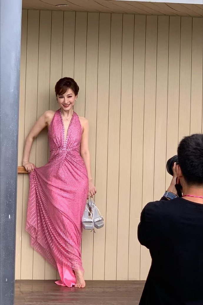 吴昕V到腰了哇塞！吴昕这次直接美出新高度啦！裸色薄纱勾勒出深V到腰的绝美线条，