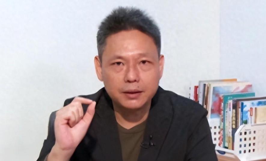 台湾时事评论员谢寒冰：你们知道中国大陆这两天在干什么吗？他在给全国的退伍军人制发