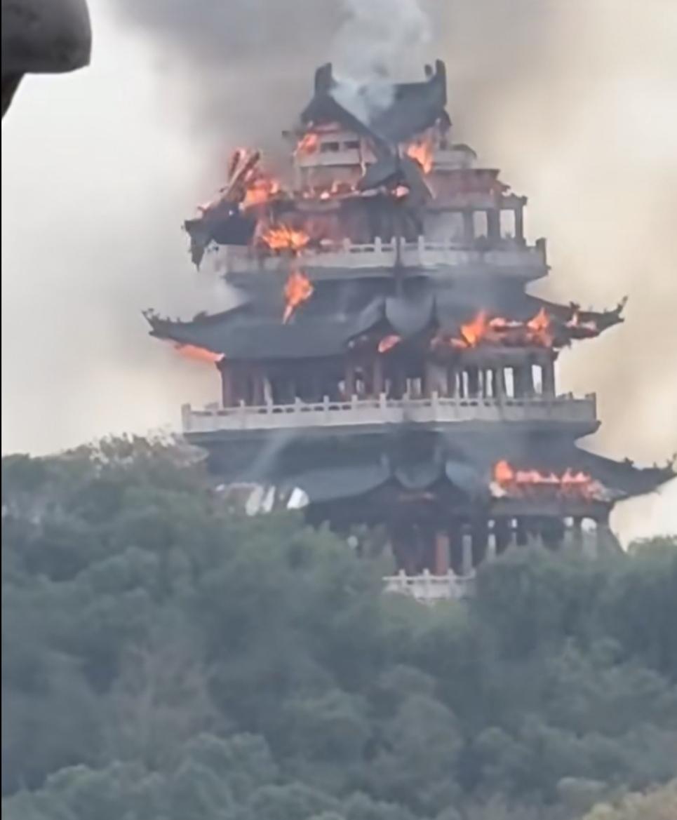 南朝四百八十寺，多少楼台烟雨中！这四百八十寺之一的张家港永庆寺烧得几乎只剩骨架了