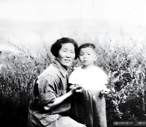1943年，中共创建者之一陈潭秋遭到秘密杀害，妻子在牢里生下他留下的孩子，后来改