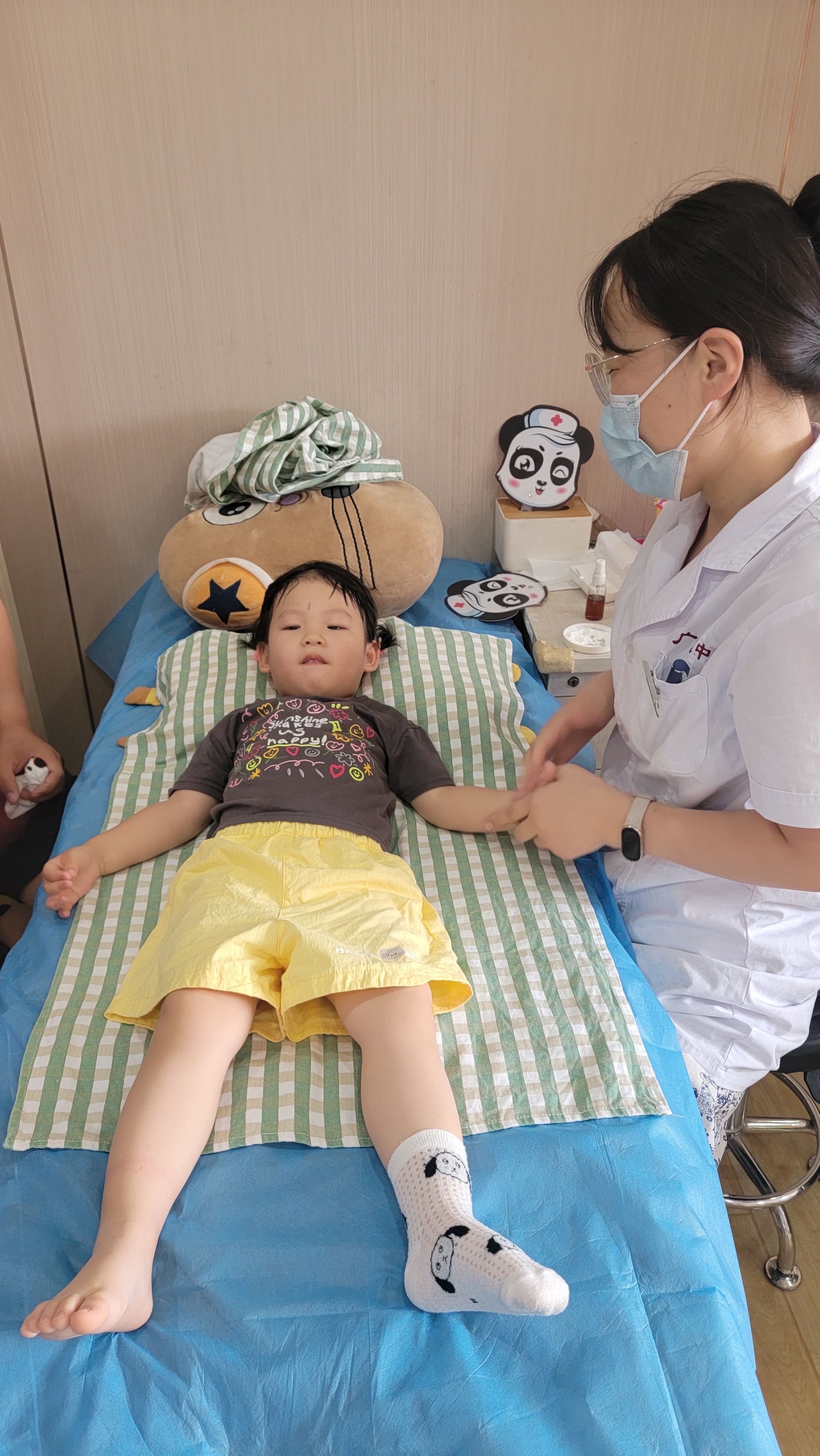 儿童肠系膜淋巴结肿大​食滞胃肠证​典型症状：腹胀拒按，嗳腐吞酸，大便酸臭或便秘