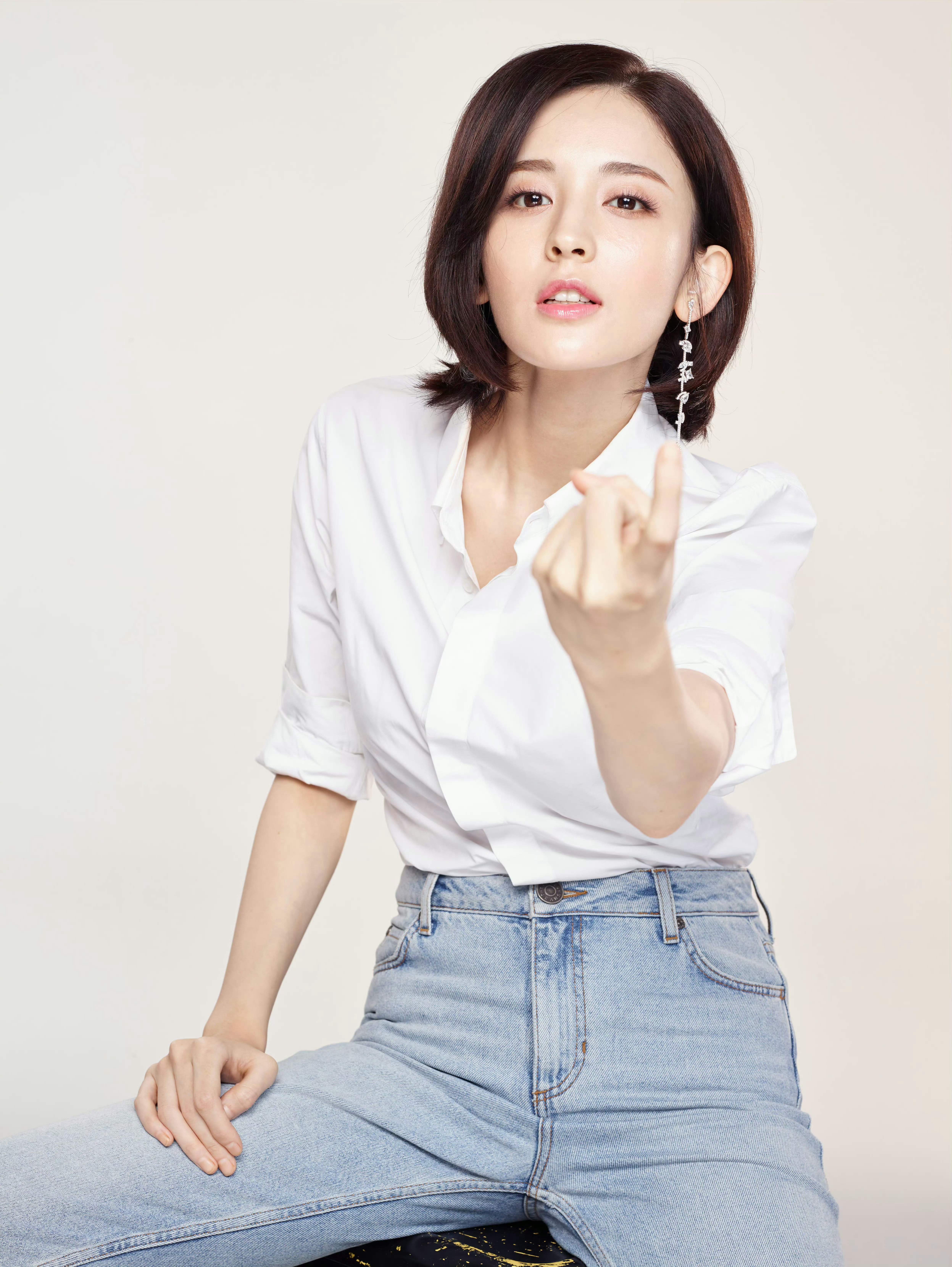 娜扎把粉丝的礼物当成宝贝娜扎在复制粘贴的时代，你是手写的诗