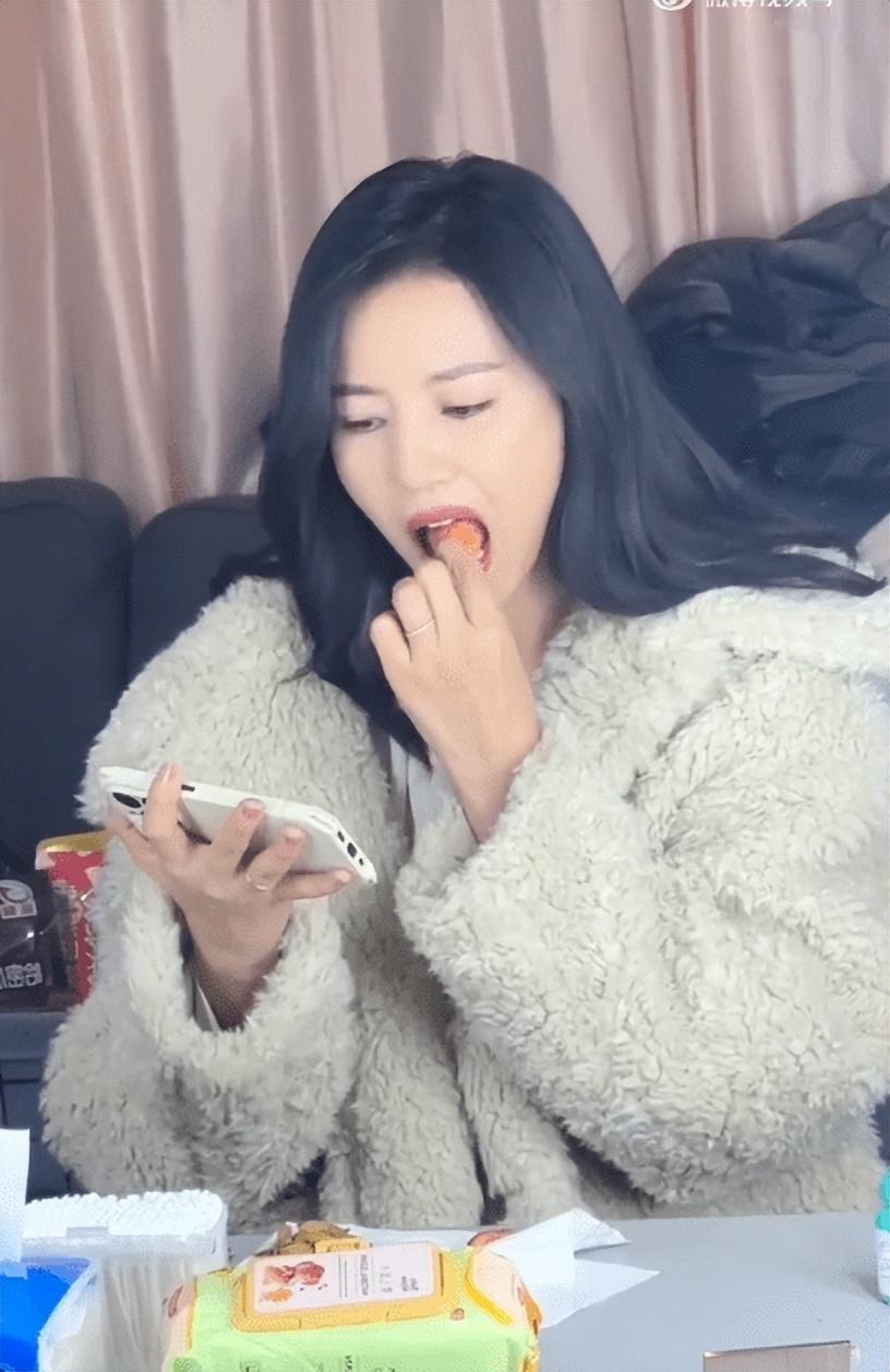 新考来的女公务员，让先在办公室锻炼锻炼，长得怪清秀的，但是……没事就嗑瓜子，夏