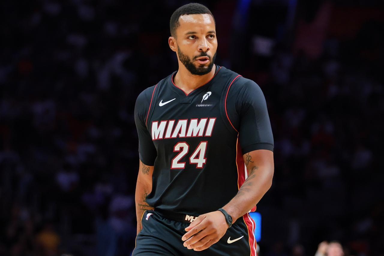 鲍威尔：登哥，想我了不？？？热火在我的带领下，已经是东部第三啦！！！哈登：我们