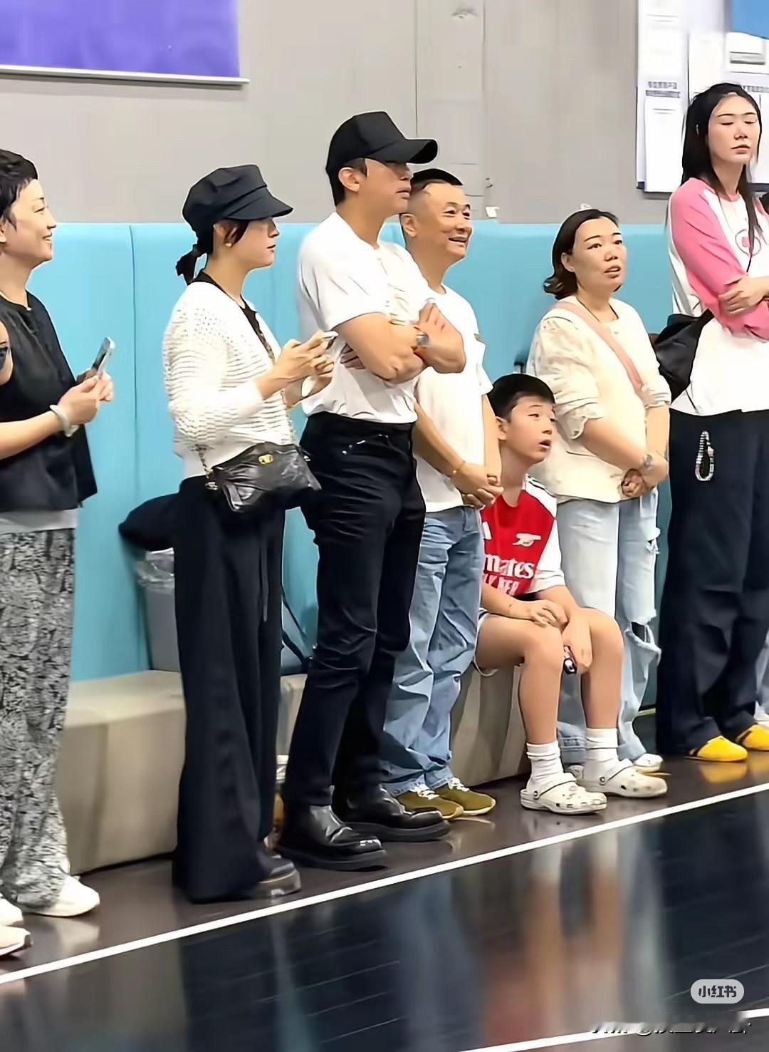 邓超终于看起来稳重点了邓超和孙俪现身上海体育馆看儿子等等比赛，孙俪拿着手机记录