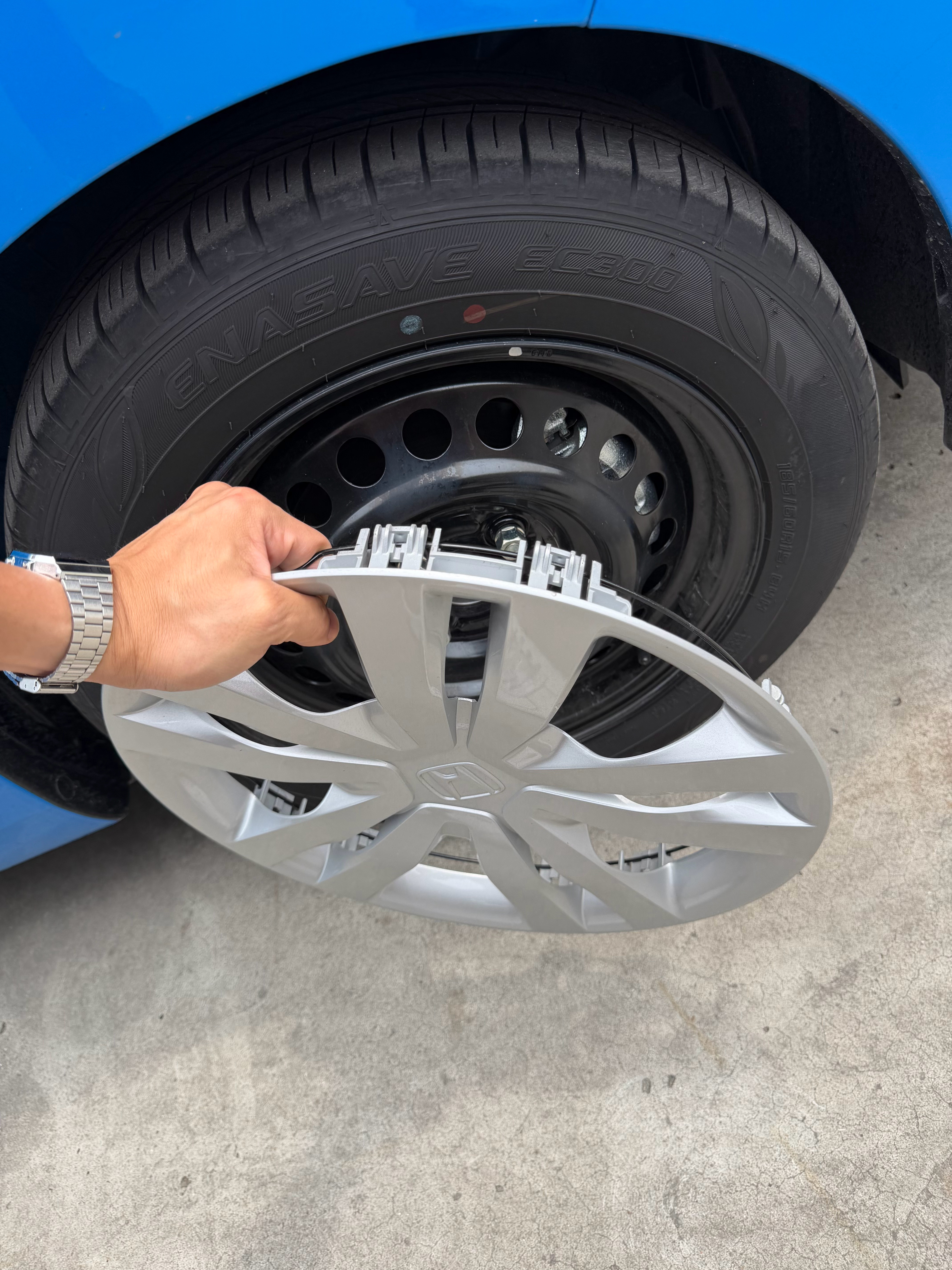 从几千到几万的飞度轮毂看了一遍，都不够满意刚刚把轮毂塑料盖把拆了露出原厂黑色铁饼