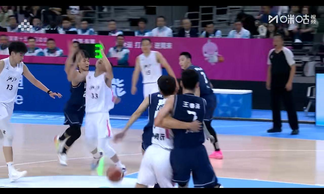 广东三后卫有人发挥差，郭艾伦被猪队友坑无语，吴前三分球能拯救浙江队吗？广东队