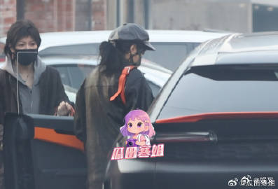 曝关晓彤喜提新车关晓彤工作结束后喜提新车，打扮精致亮眼，亲自开车载朋友离开。