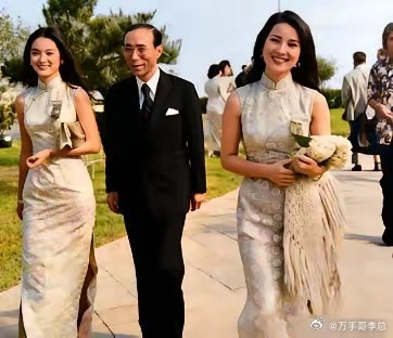 这是林凤娇与林青霞一起陪同邵逸夫出席亚洲影展活动时留下的一张老照片，拍摄于一九七