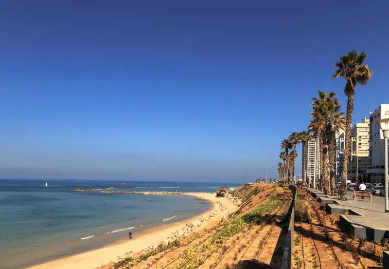 以色列媒体报道称，一名以色列国防军预备役士兵在巴特亚姆的一个防空洞内开枪自杀。但