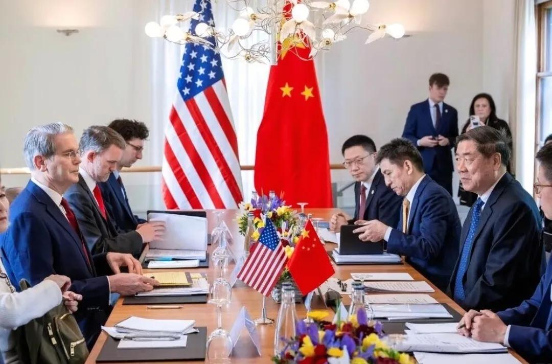 这回美国人算是彻底不装了，111.54亿美元的军售单子甩出来，摆明了就是要切咱们