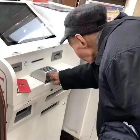 河南商丘，一62岁大爷翻出一本二十多年前的绿色存折，上面清楚记着还有359
