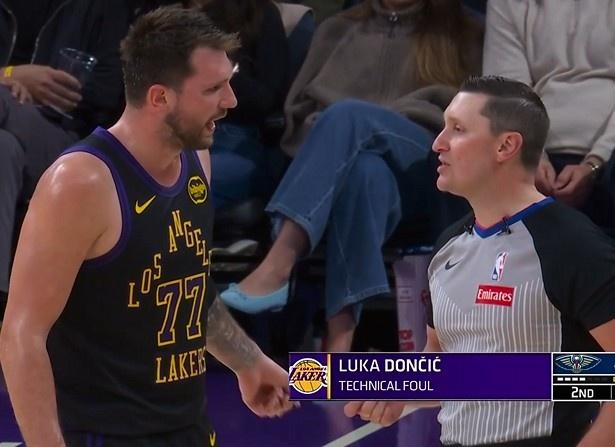 血亏！东契奇喷裁判：小乔丹提前进线，你眼瞎了吗？裁判：技犯1次！东契奇的