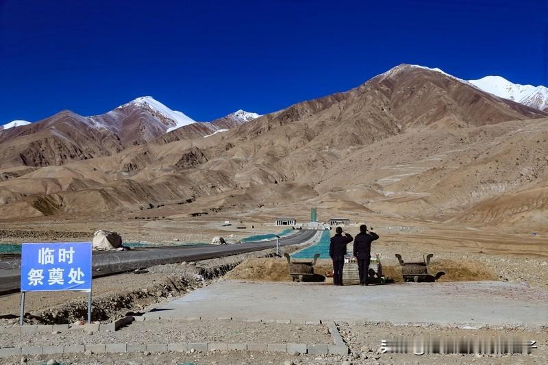 中国机器人哨兵站岗中印边境最近网上流传的一段视频火了，一名印度网民在中印边境中