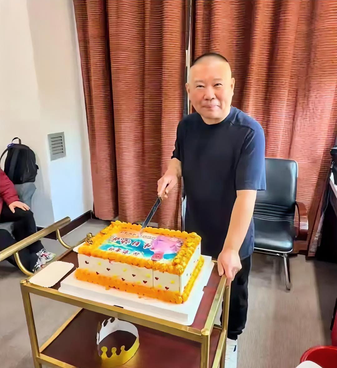 128万人的直播间。弹幕刷爆：“今天郭德纲生日。”曹云金刚唱完一段太平歌词