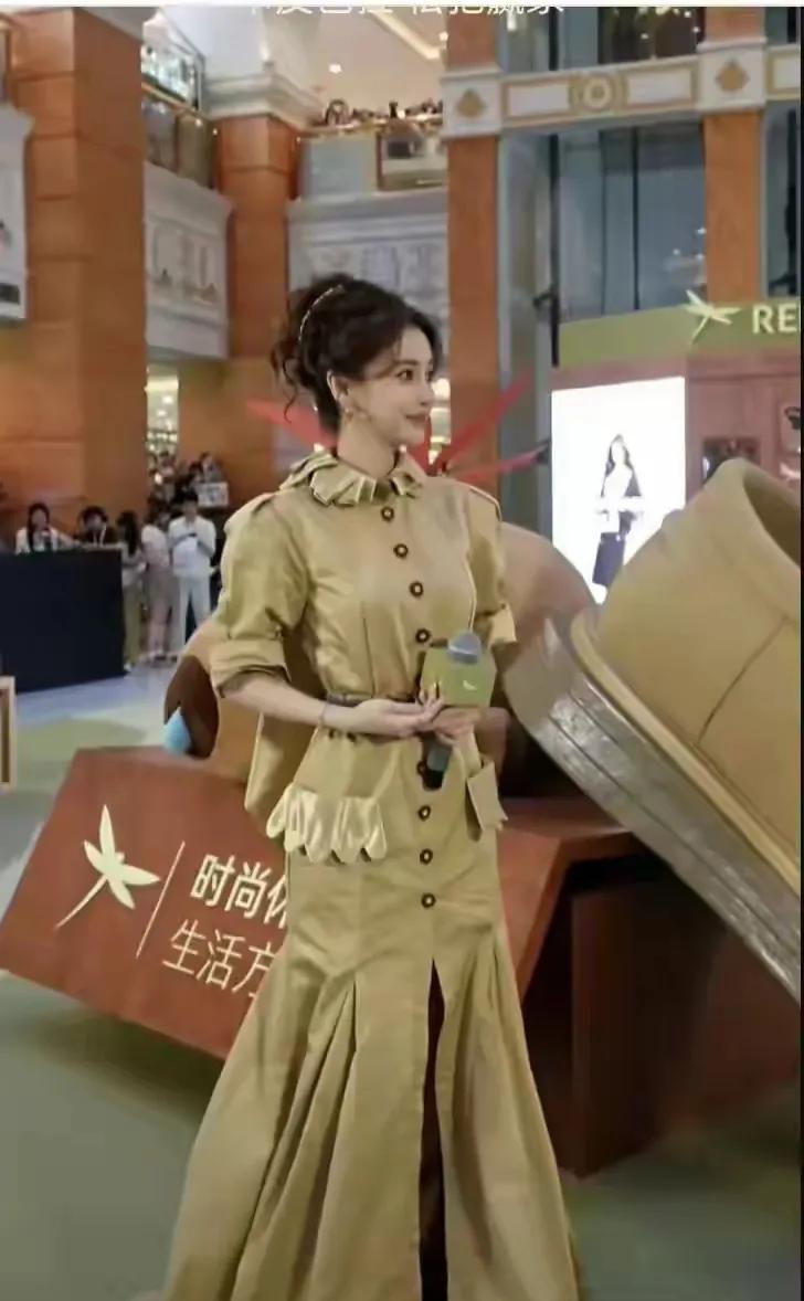杨颖上海商场现身，一袭旧高定背后的故事近日，杨颖现身上海商场，这一露面瞬间
